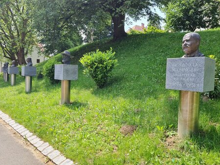 Obnova poškodovanih doprsnih kipov v Aleji velikih 1